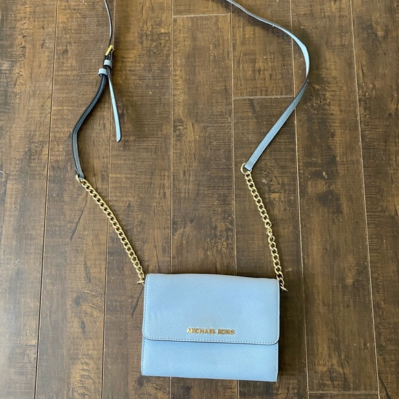 Michael Kors Periwinkle blue crossbody purse with gold strap - Picture 2 of 11